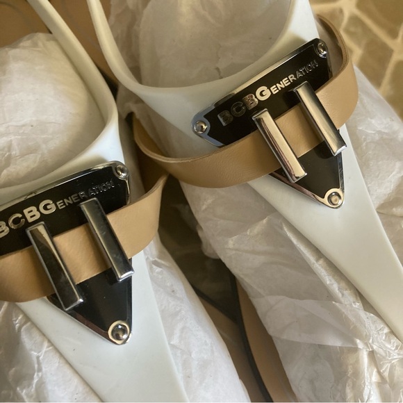 NEW!  BCBGeneration Calantha sandal in blk/white/warm sand (10) - Picture 5 of 6